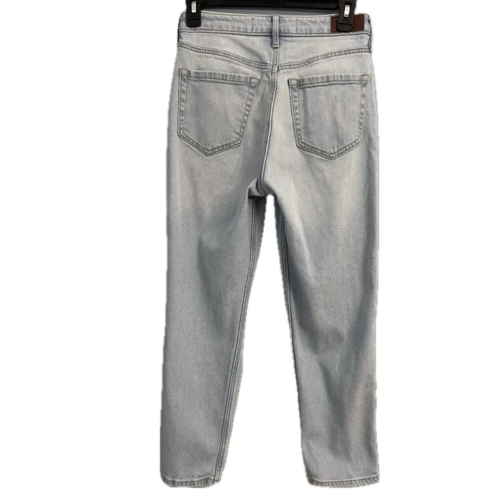Hollister Ultra High Rise Mom Jeans Ripped Size 5 Short / Petite W27 L25